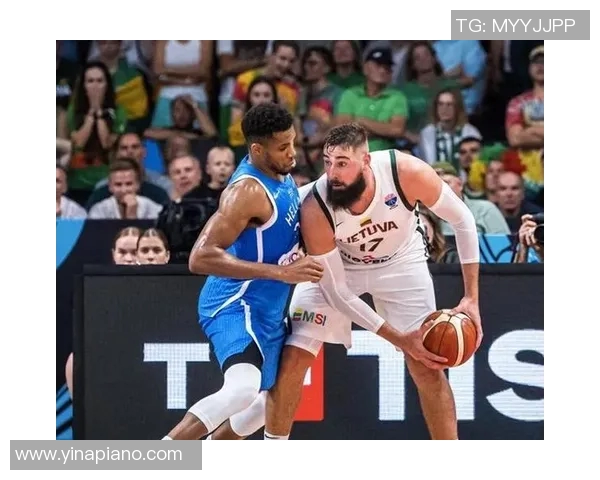 镜头捕捉：字母哥赛场小动作引发热议